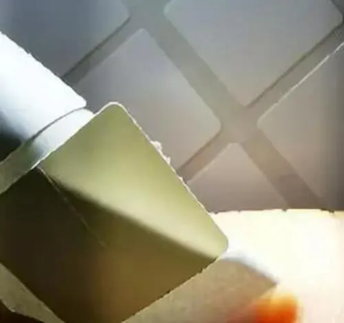 Kendinden yapışkanlı etiketlerin kalıp kesiminden sonra tutkal taşmasını nasıl önleyebilirsiniz?